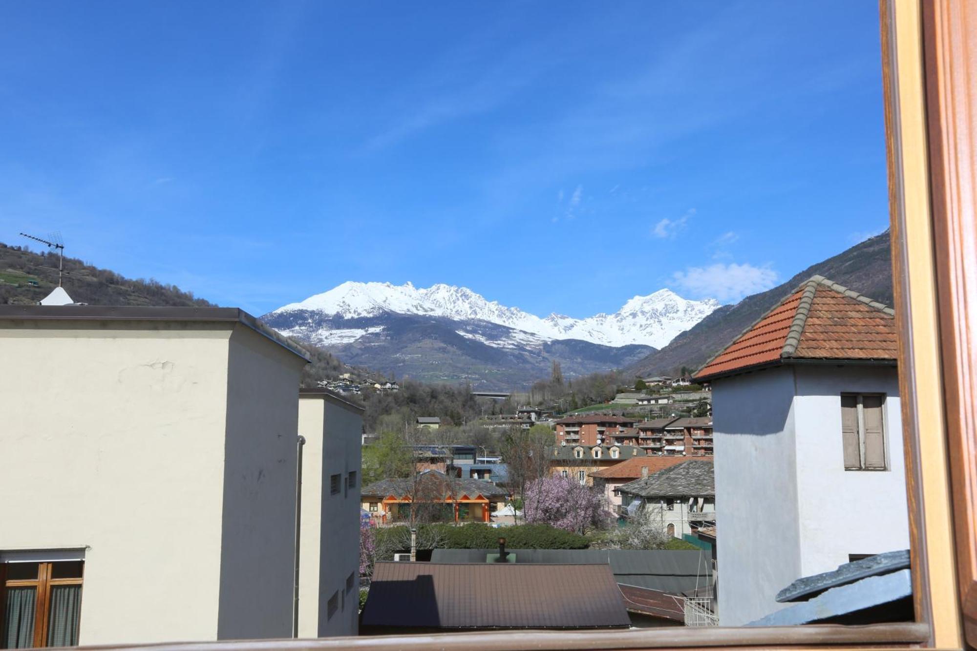 L'Abri En Ville - Parcheggio Privato A 100 Mt Ed Accesso Con Auto Nell'Area Pedonale Aosta Exteriör bild